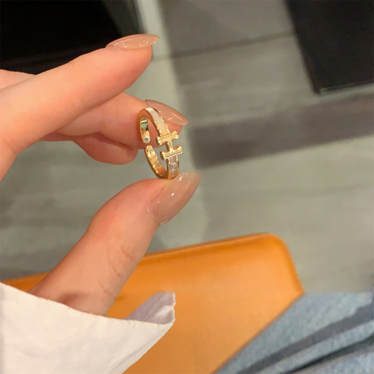 Anello elegante e geometrico ispirato alle perle con intarsio in zircone da donna, anello minimalista alla moda da dito indice, gioielli di lusso per le mani