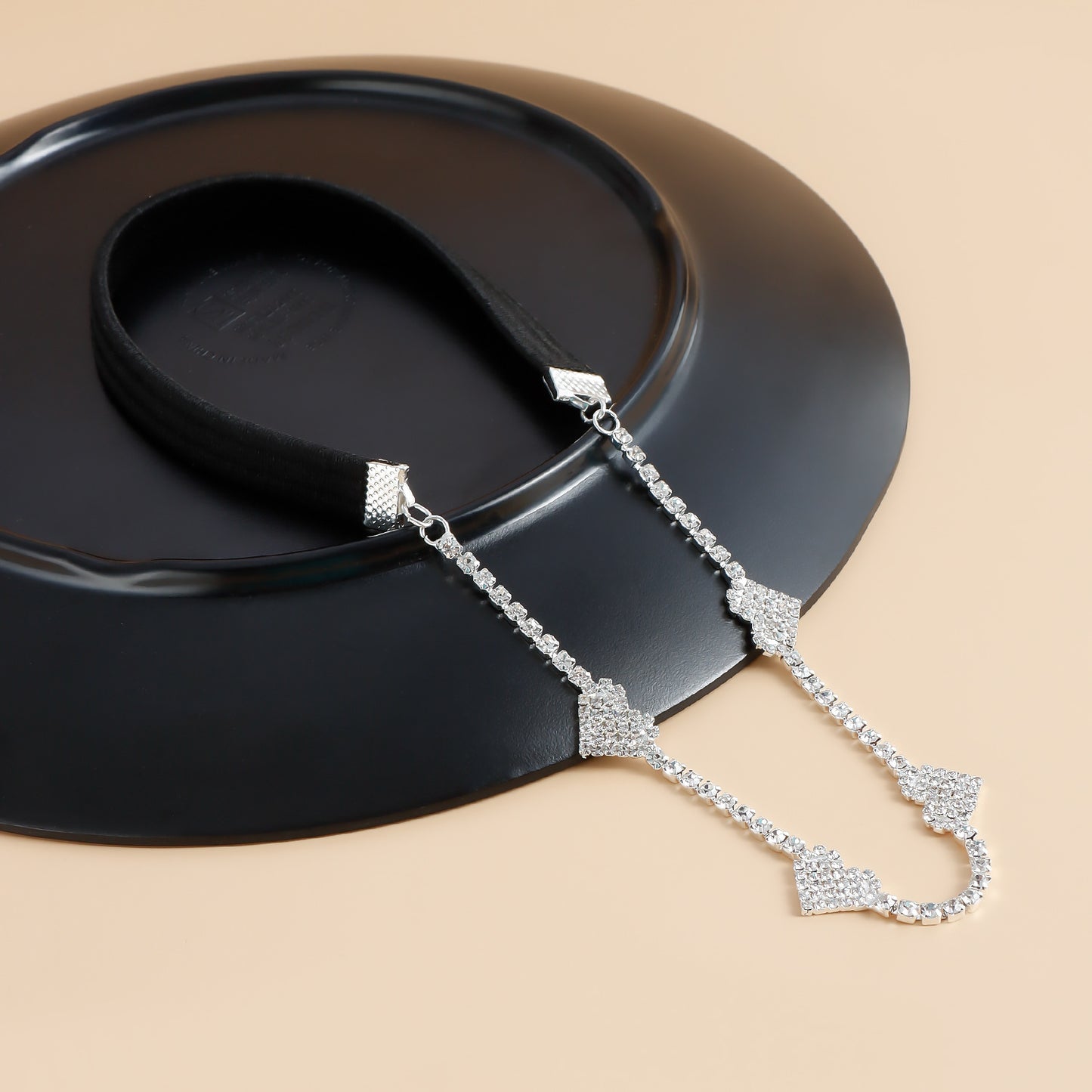 Elegante tobillera elástica negra con detalles de pedrería en forma de corazón para mujer, tobillera de aleación con diseño minimalista de lujo
