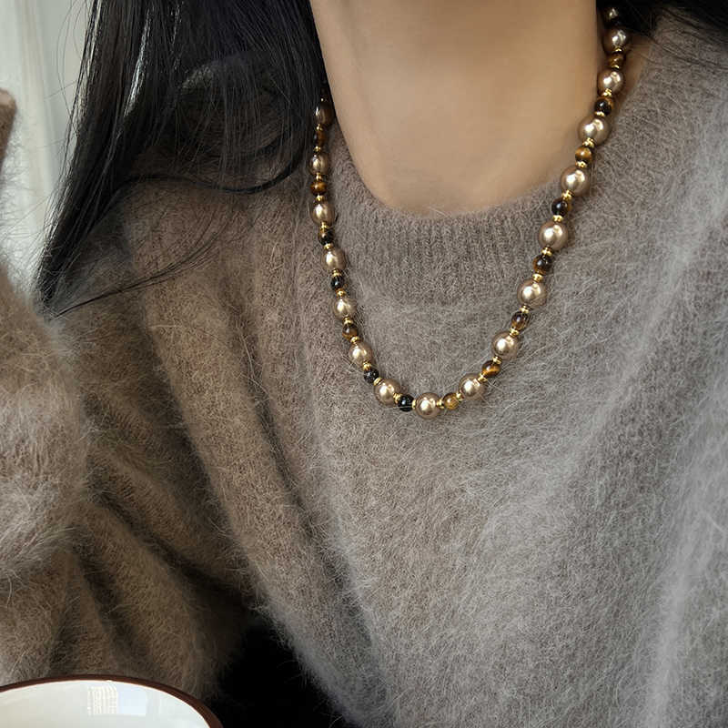 Collana pendente geometrica retrò con perle, charm in lega placcata oro e accenti di perle tonde da donna