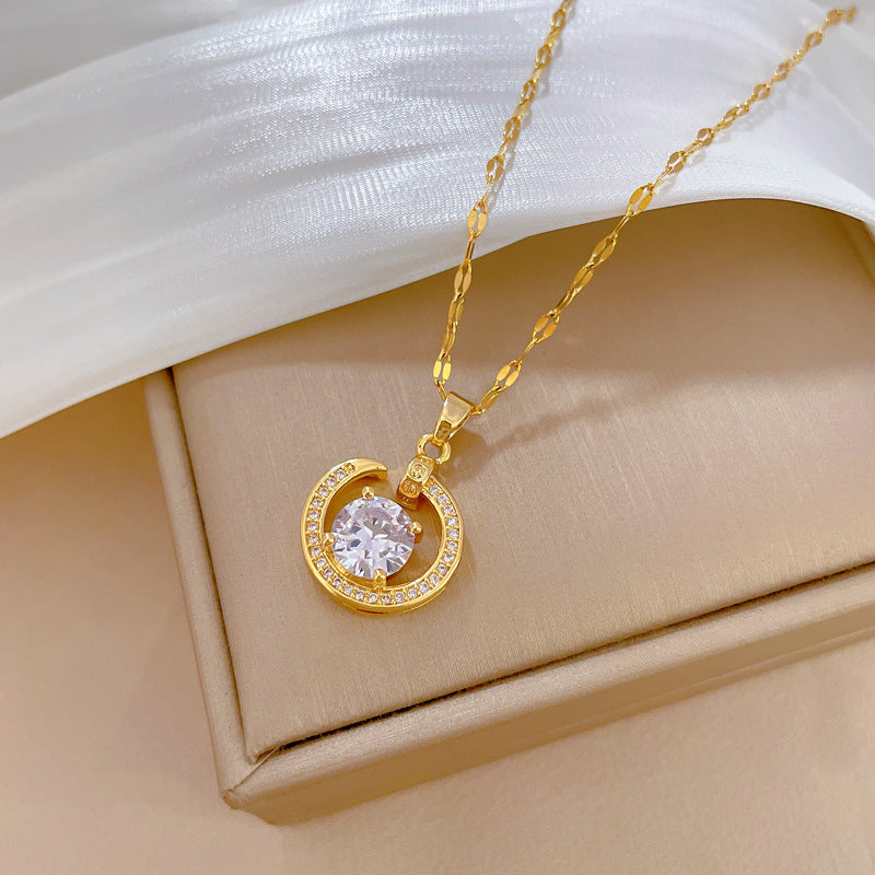 Collana Minimalista Unisex in Acciaio al Titanio a Forma di Luna con Intarsio di Zirconi, Catena Leggera per Clavicola