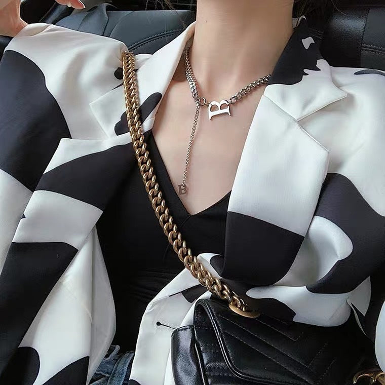 Collana con pendente a lettera B minimalista in acciaio al titanio placcato per uomo e donna