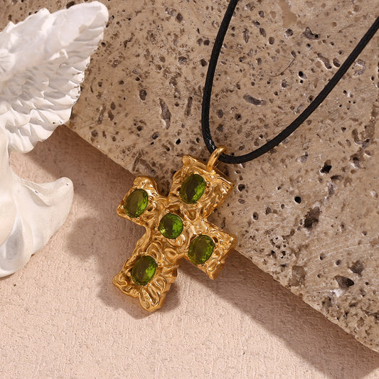 Collana con pendente a croce geometrica di ispirazione vintage da donna, in acciaio inossidabile placcato oro 18K con texture martellata, cordino nero e accenti di strass verdi