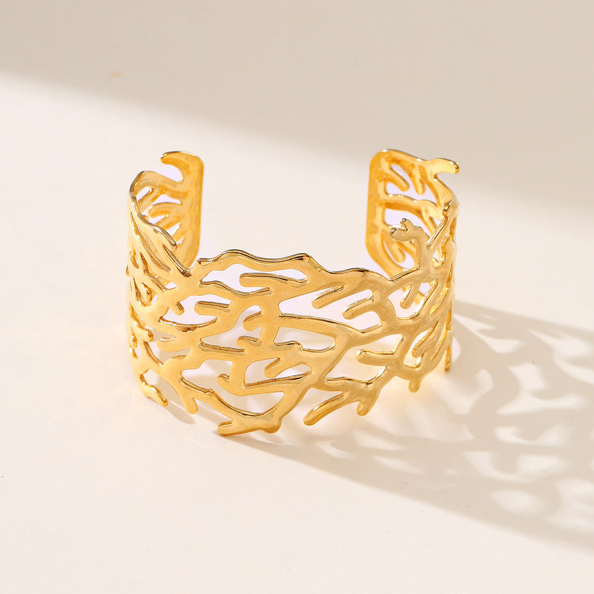 Pulsera de acero inoxidable con hoja hueca geométrica minimalista y acabado chapado para mujer