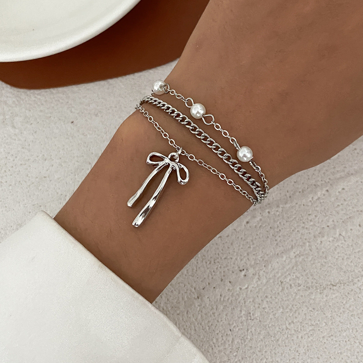 Minimalist Bow Knot and Star-Shaped Pendant Bracelet for Women with Plated Metal and Imitation Pearl Accents