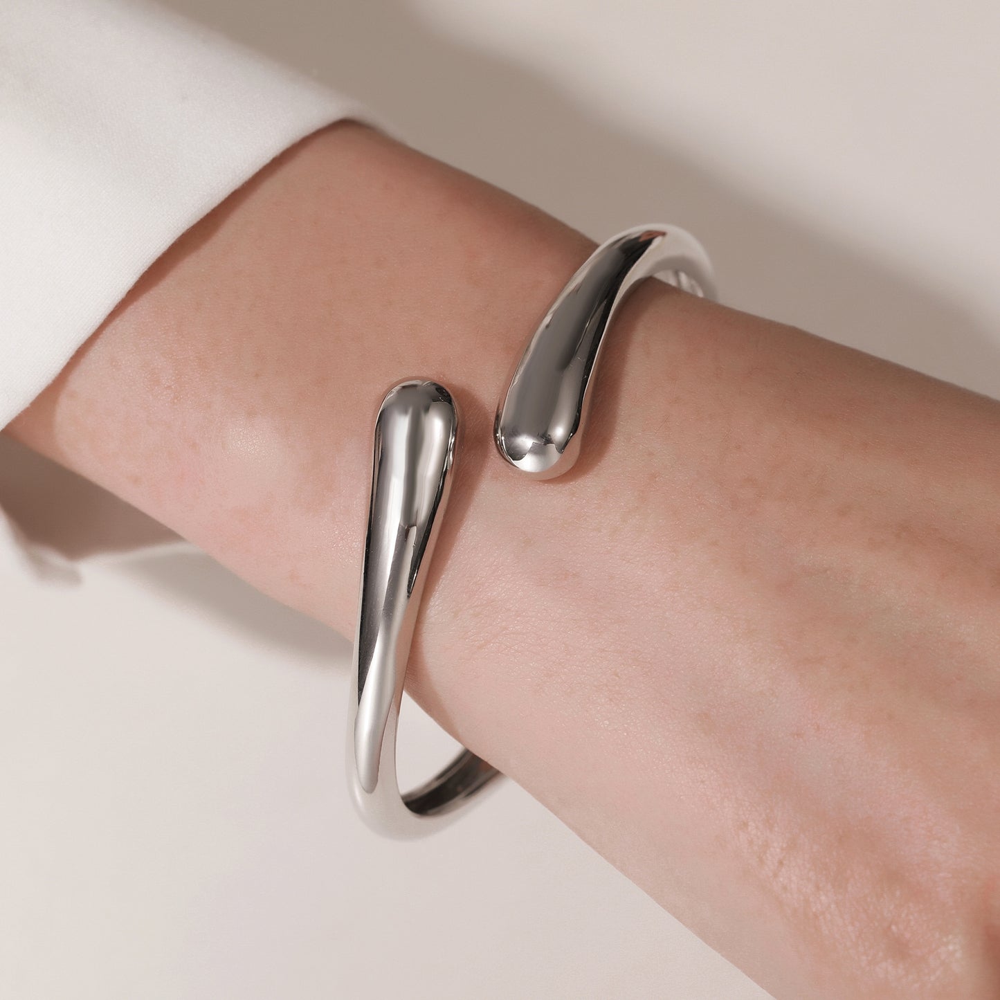Bracciale Geometrico Minimalista in Lega con Finitura Lucida e Apertura a Molla per Uomo e Donna
