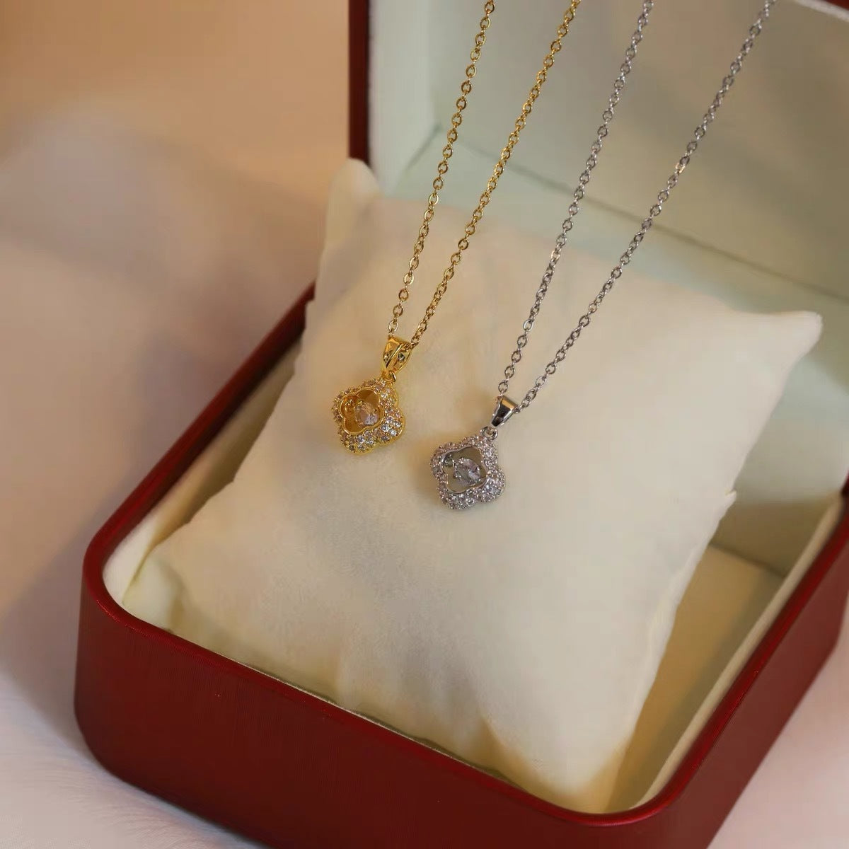 Collana con ciondolo originale a quadrifoglio per donna e uomo in acciaio al titanio placcato oro su catena a O