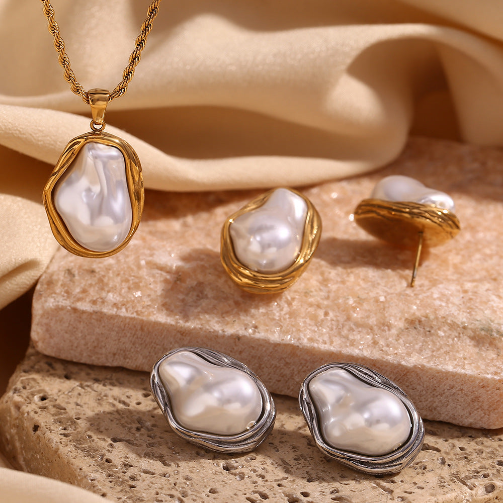Vintage-Style Irregular Geometric Pendant Necklace for Women in Stainless Steel with 18K Gold Plating and Baroque Pearl Texture