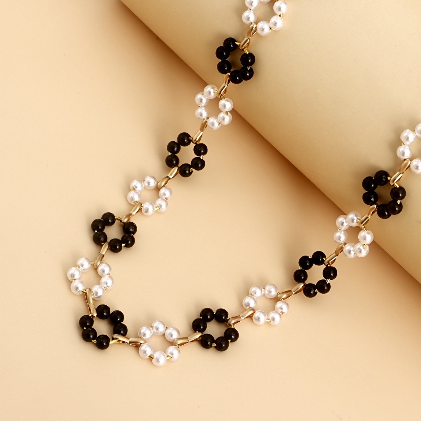 Minimalist Daisy Pendant Necklace for Women with Black and White Gradient Design, Alloy Chain, Electroplated Finish, Single-Layer Beach Style Jewelry