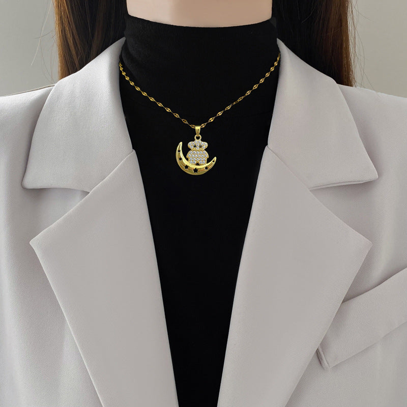 Collana Minimalista con Ciondolo Orso Luna per Donne e Uomini in Acciaio Inox con Catena a Serpente, Design Geometrico e Accenti di Strass