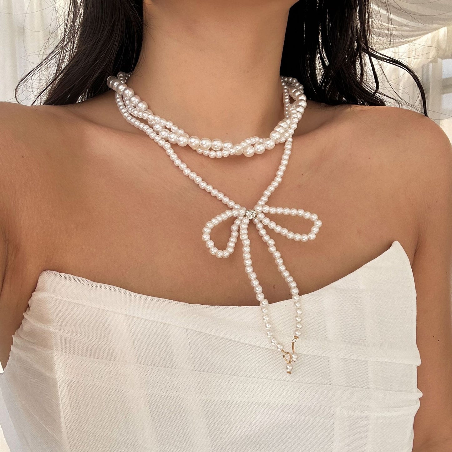 Elegante collana a strati con perle finte e motivo geometrico da donna