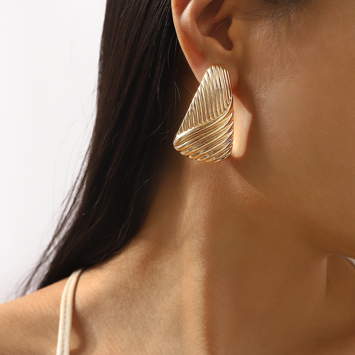 Pendientes de aleación geométricos irregulares minimalistas para mujer con superficie texturizada y acabado galvanizado