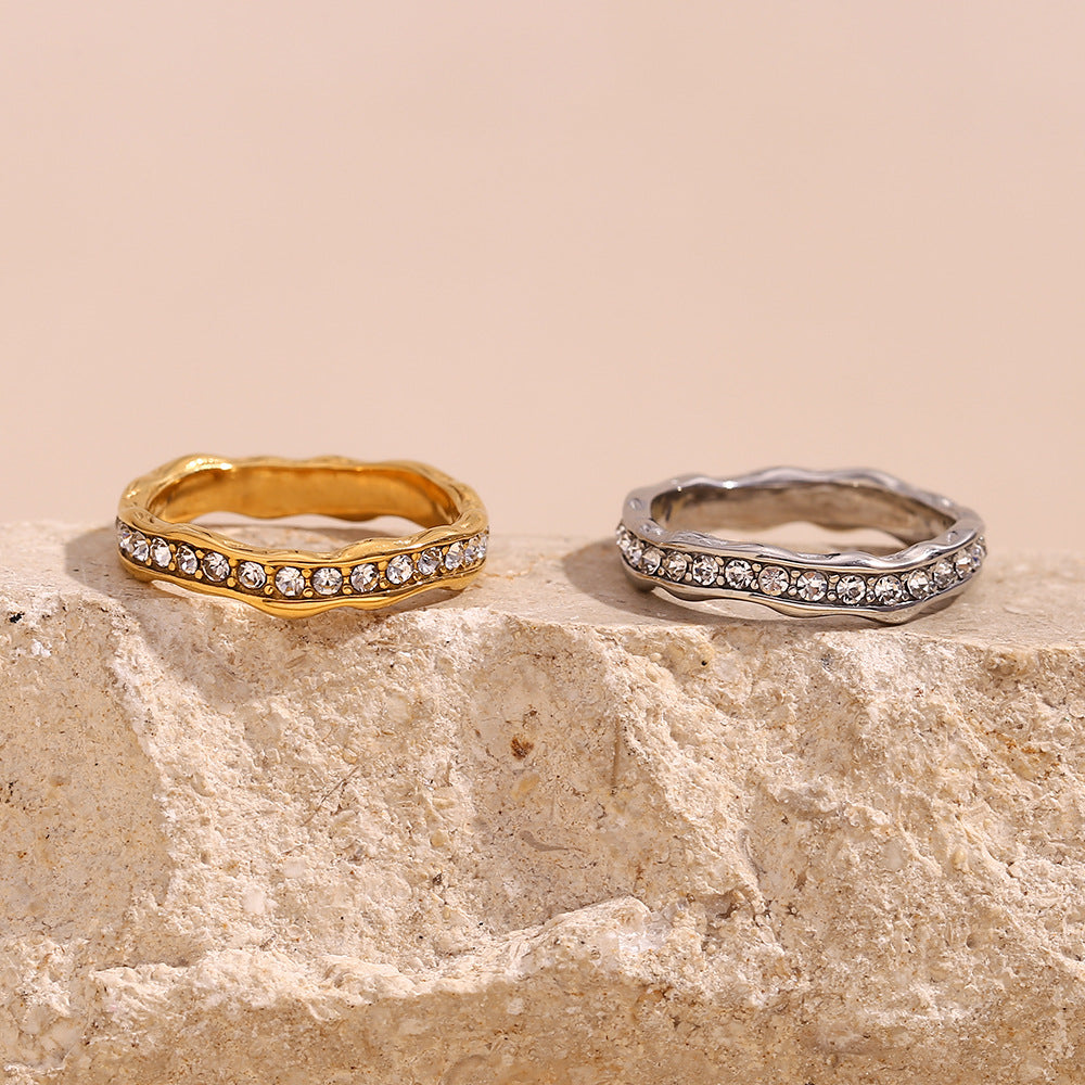 Anello da donna minimalista geometrico in acciaio inossidabile placcato oro 18 carati con intarsi in strass.