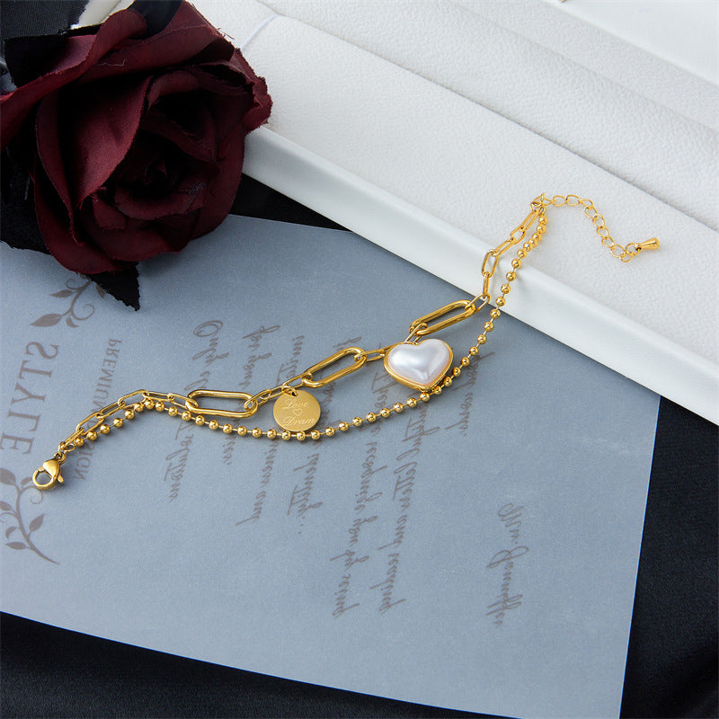 Pulsera con colgante redondo grabado, con incrustaciones de perlas, con forma de corazón doble irregular, estilo minimalista vintage, de acero de titanio con acabado chapado