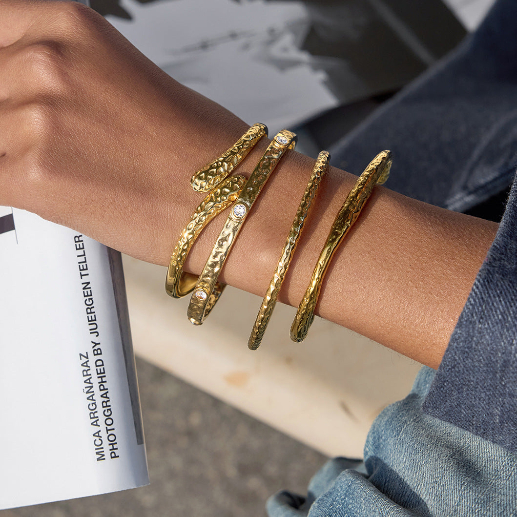Bracciale Minimalista in Acciaio Inox Titanio con Placcatura in Oro 18K, Design Geometrico Rotondo, Accessorio Moda Leggero di Lusso
