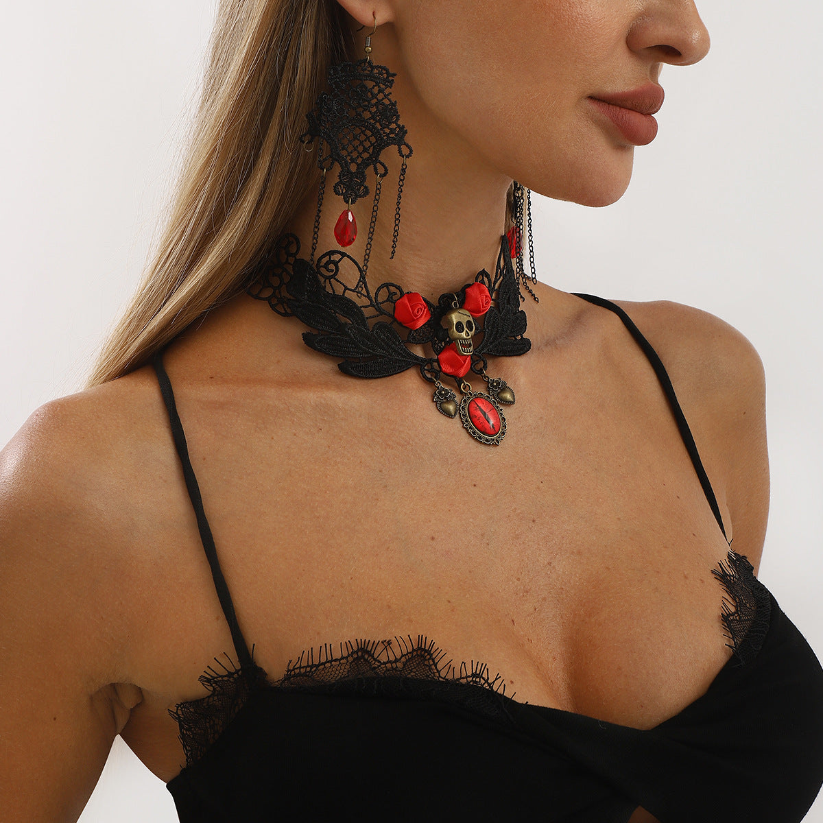 Set collana con ciondolo nappa di rose in pizzo gotico di Halloween e orecchini da donna con accenti di strass