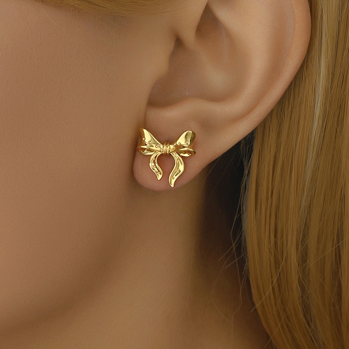 Orecchini a perno in lega a forma di fiocco dolci e audaci con placcatura in oro 18K, perni in acciaio inossidabile, estetica minimalista e fresca