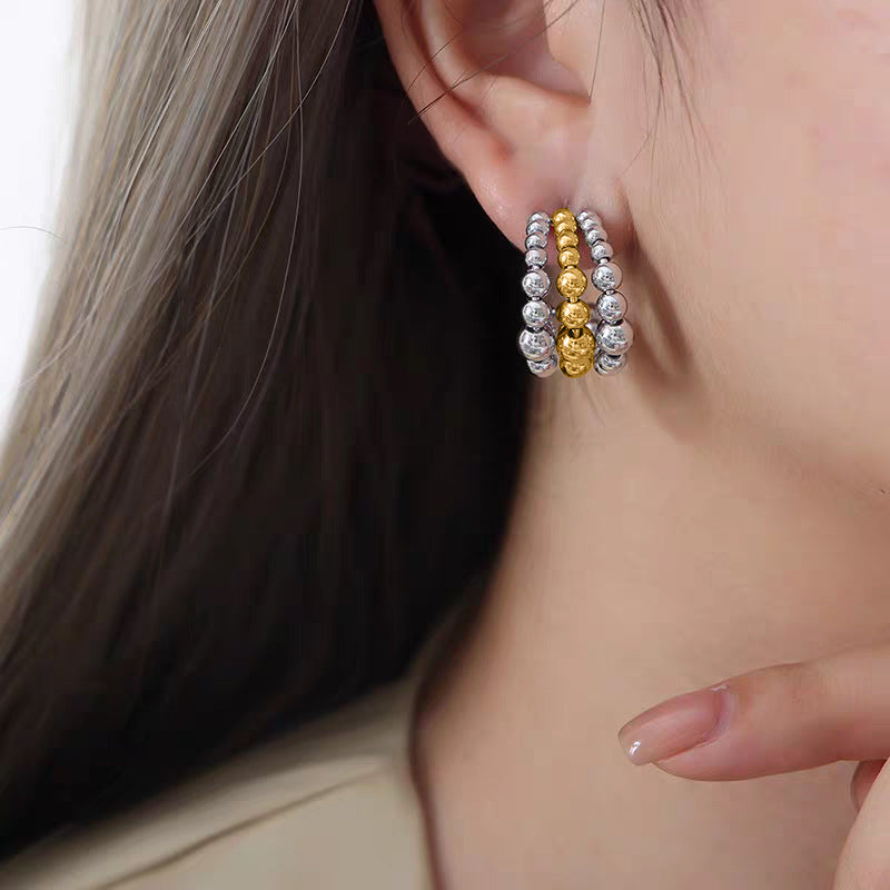 Orecchini a perno geometrici minimalisti in acciaio al titanio con design a C perlato a due tonalità da donna