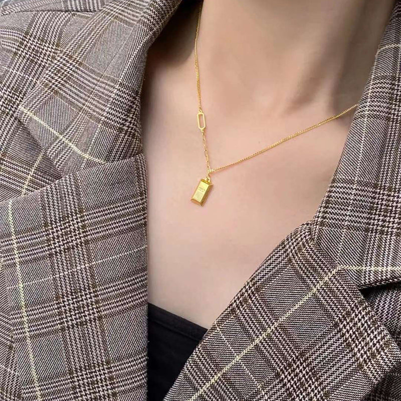 Collana da donna originale in acciaio al titanio placcato oro con design geometrico quadrato e catena ondulata