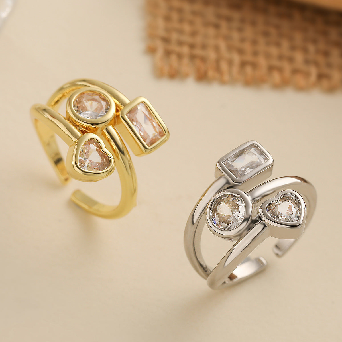 Anello aperto geometrico minimalista in rame con placcatura in vero oro e intarsio di zirconi per donna