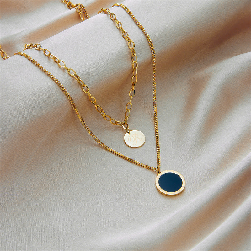 Collana Minimalista a Doppio Strato con Ciondolo Rotondo a Numeri Romani in Acciaio al Titanio con Finitura Placcata