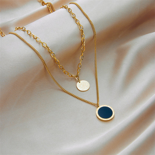 Collar Minimalista con Colgante Redondo de Números Romanos de Doble Capa de Acero de Titanio con Acabado Chapado