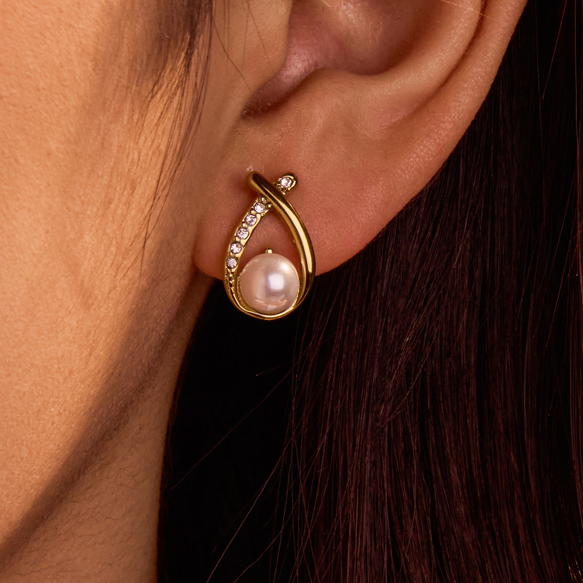 Pendientes de acero inoxidable geométricos minimalistas con incrustaciones de diamantes de imitación y detalles de perlas para mujer
