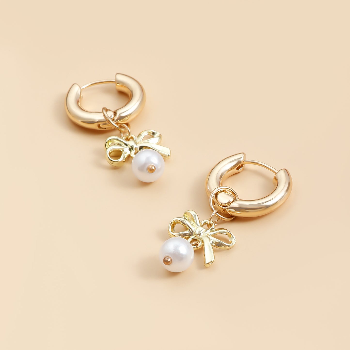 Aretes de aro simétricos con perlas y lazo de estilo vintage para mujer, con base de aleación y acabado galvanizado