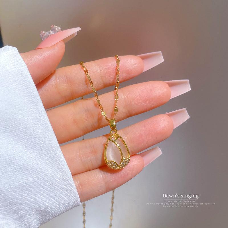 Collar de Acero de Titanio Geométrico con Zirconia Pavé Exótico de Lujo y Baño de Oro