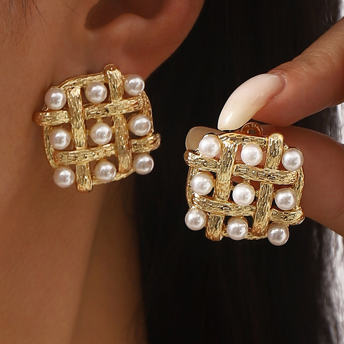 Elegantes Pendientes de Aro Geométricos Estilo Hepburn de Aleación con Incrustaciones de Perlas y Diseño Calado Tejido