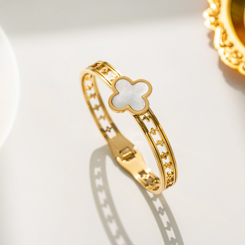 Minimalist Lucky Clover Shaped Titanium Steel Bracelet with Vacuum Plating for Women