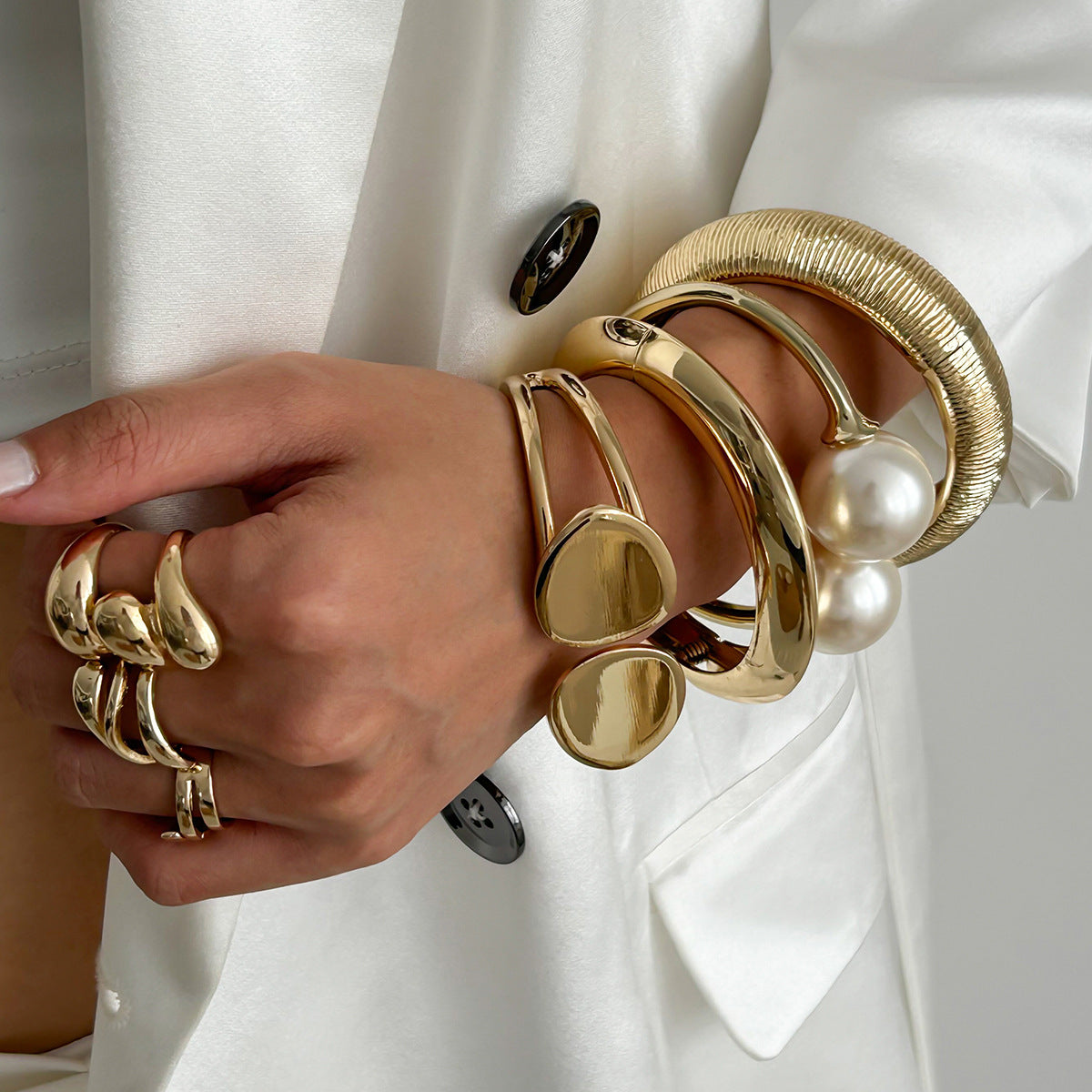 Bracciale Rigido Aperto Stile Perla Oversize con Fascia Larga, Texture a Goccia, Lega Galvanizzata, Chiusura a Molla