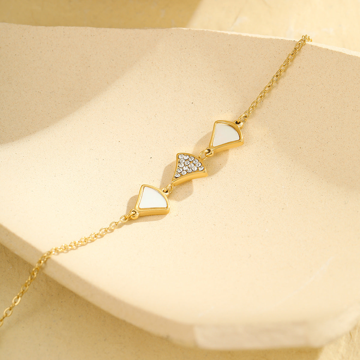 Cavigliera Minimalista in Acciaio Inossidabile Color Argento con Foglia di Ginkgo e Motivi a Cuore da Donna