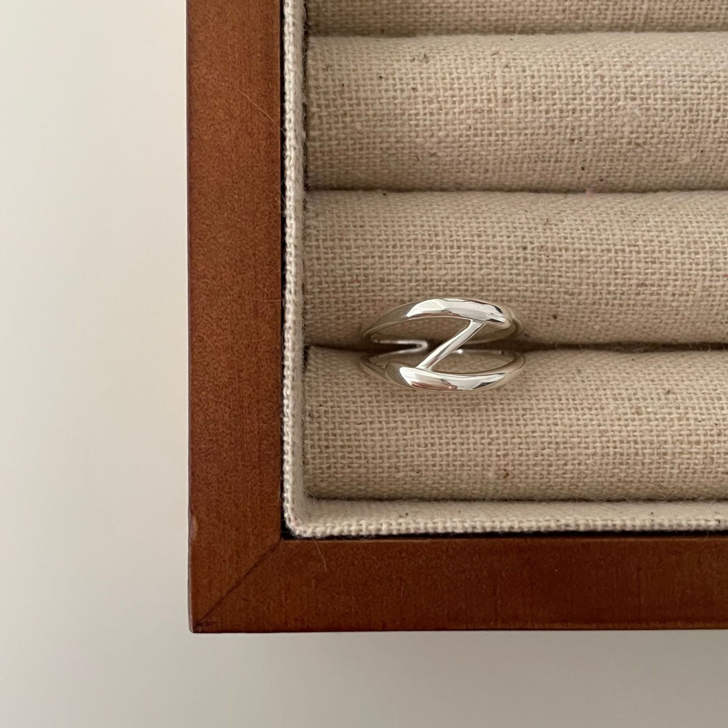 Anello da donna in argento sterling 925 con design geometrico e minimalista a linee