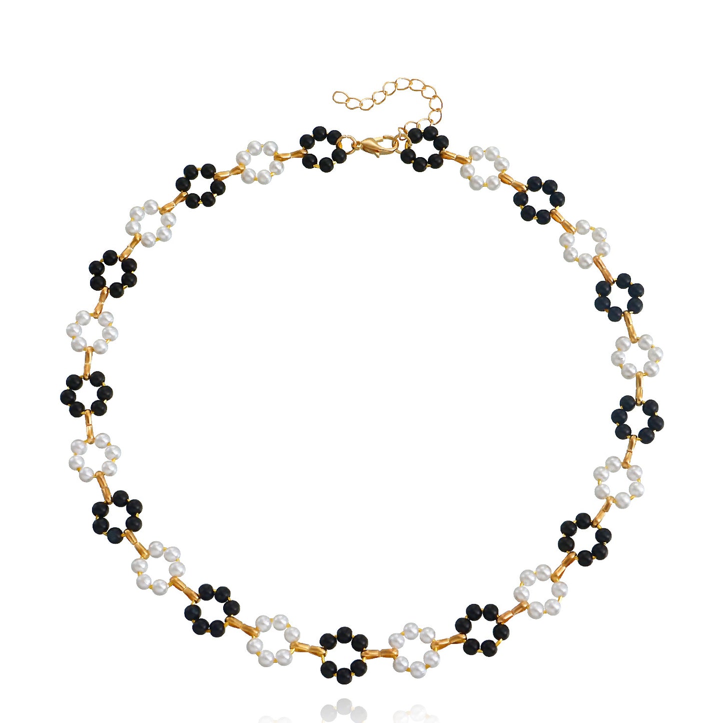 Minimalist Daisy Pendant Necklace for Women with Black and White Gradient Design, Alloy Chain, Electroplated Finish, Single-Layer Beach Style Jewelry