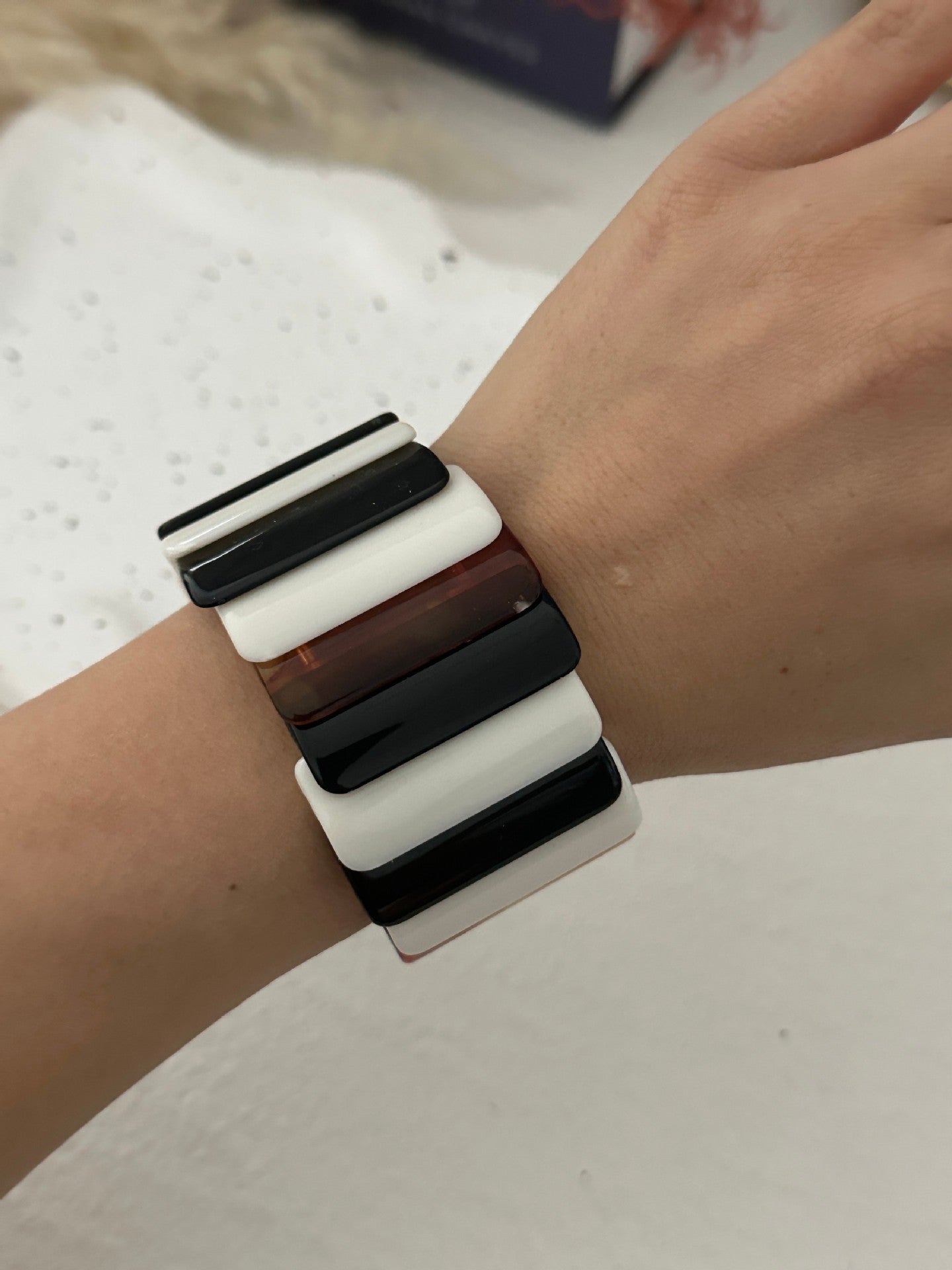 Bracciale tondo rigido da donna in resina acrilica a strisce, stile minimalista
