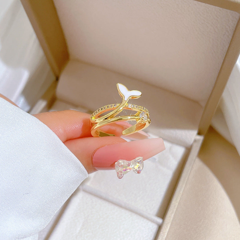 Anello regolabile a coda di sirena in stile fumetto in ottone con finitura placcata per donna