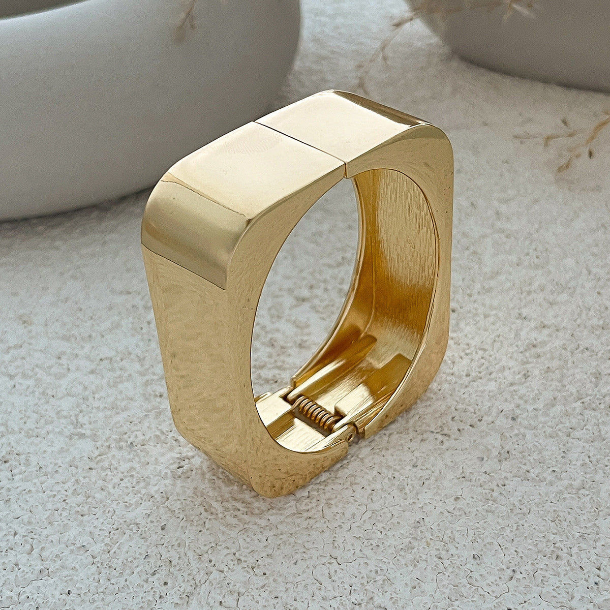 Pulsera rígida abierta geométrica minimalista dulce y moderna para mujer con aleación chapada con acabado de espejo y cierre de muelle