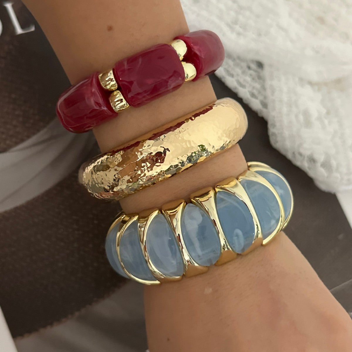 Bracciale elastico in acrilico con figure geometriche colorate