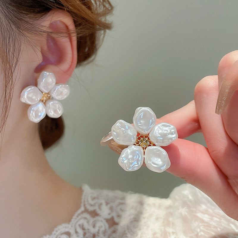Orecchini a perno con perle dolci, eleganti e floreali per donna con perni in argento sterling 925