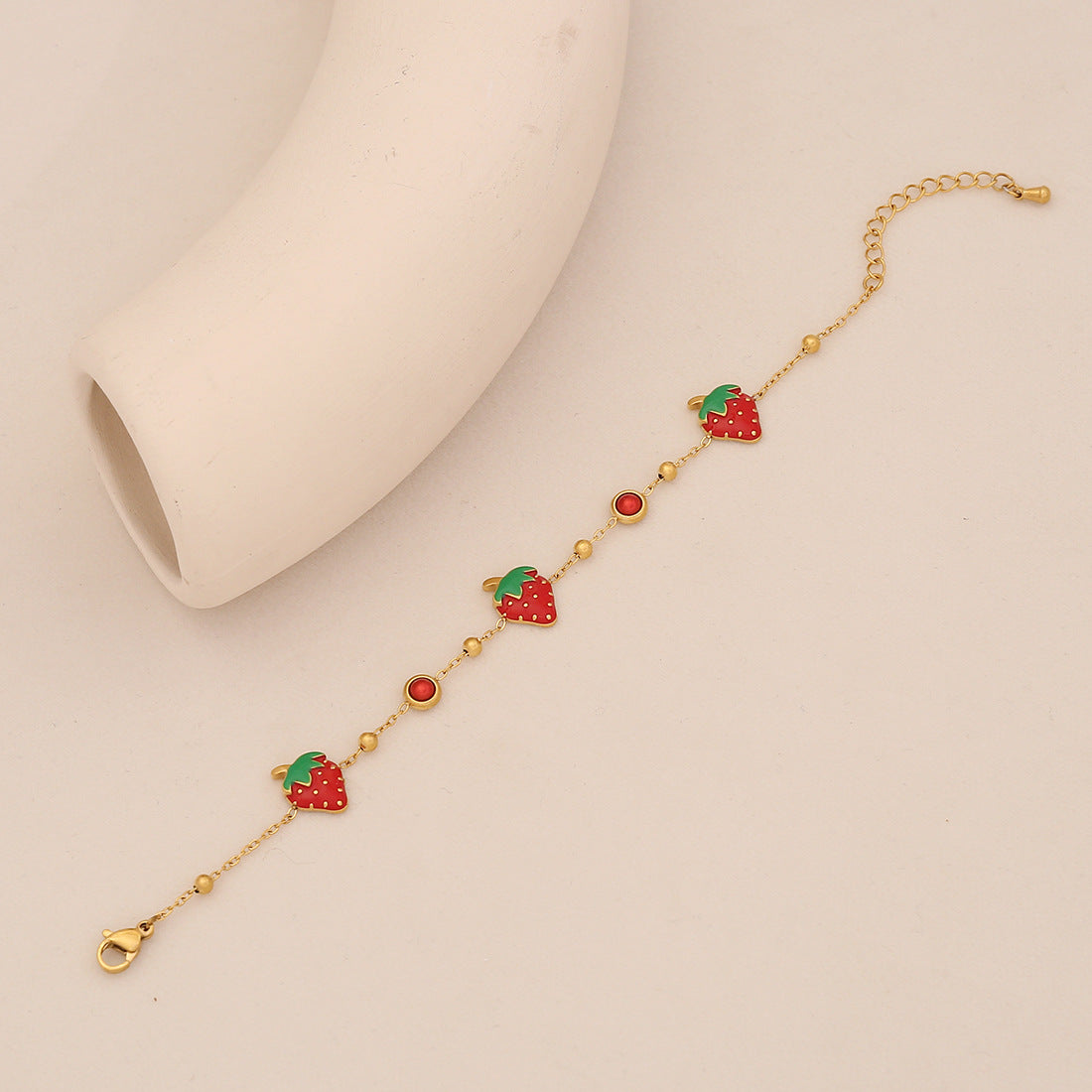 Graziosa collana con ciondolo a fragola da donna in acciaio inossidabile con finitura placcata, stile catena clavicola