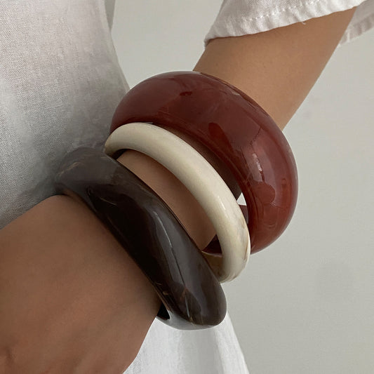 Pulsera ancha minimalista de acrílico jaspeado irregular para mujer con acabado artesanal