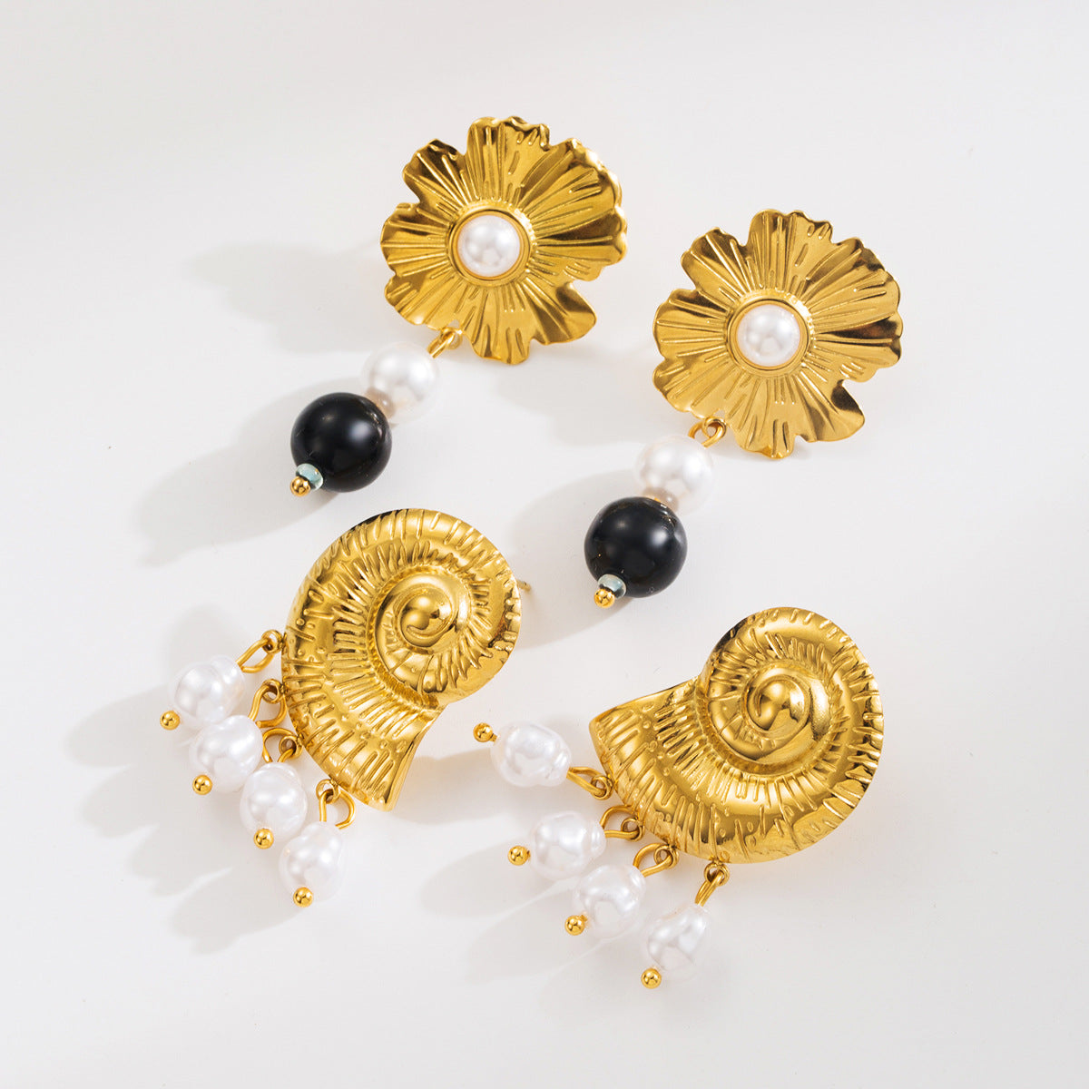 Aretes de acero inoxidable con diseño floral y de conchas marinas para mujer, con detalles de perlas de imitación y baño de oro de 14 quilates