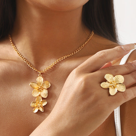 Collar de aleación floral vintage con acabado chapado para mujer