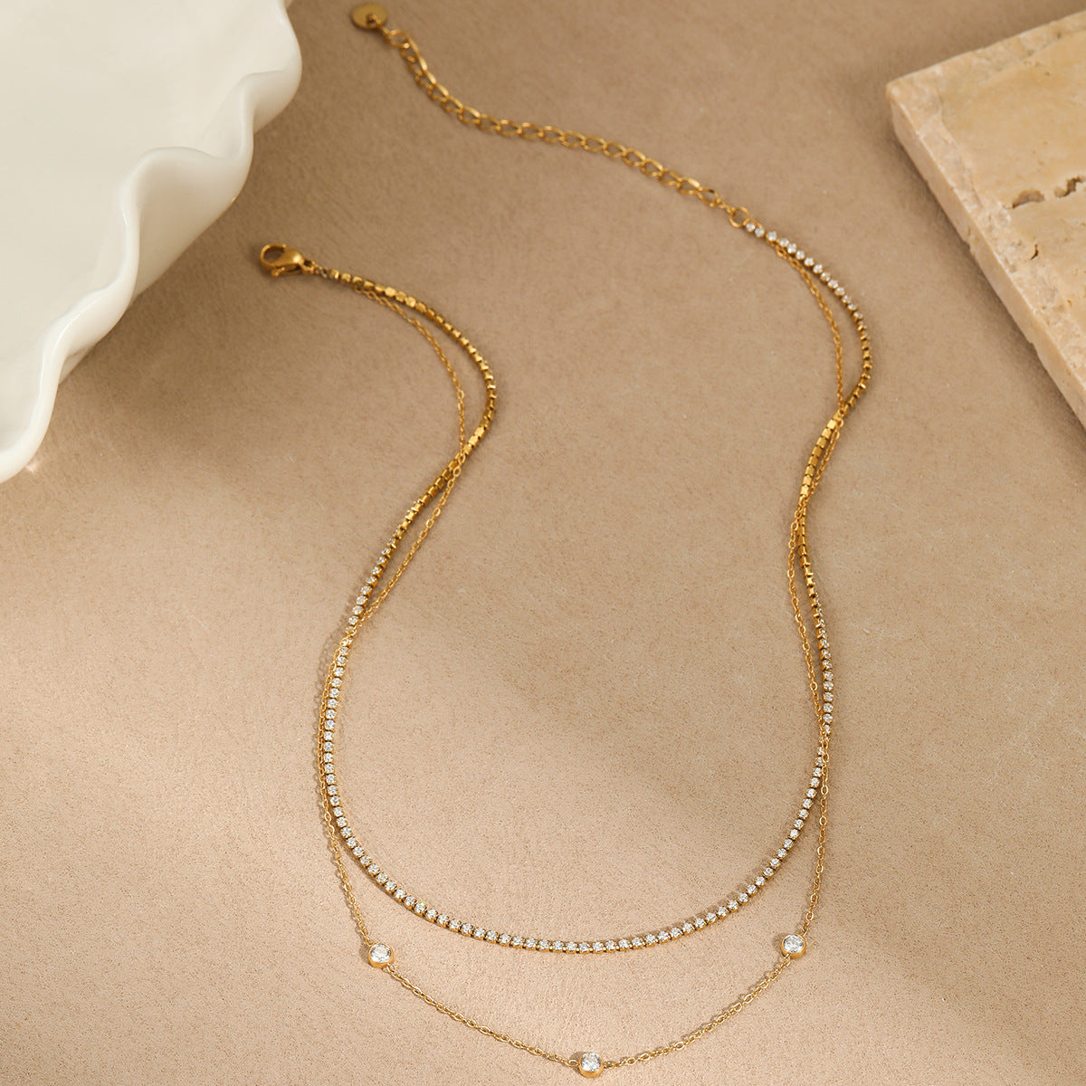 Collana a Strati da Donna alla Moda in Acciaio al Titanio Geometrico con Intarsio di Strass Placcato