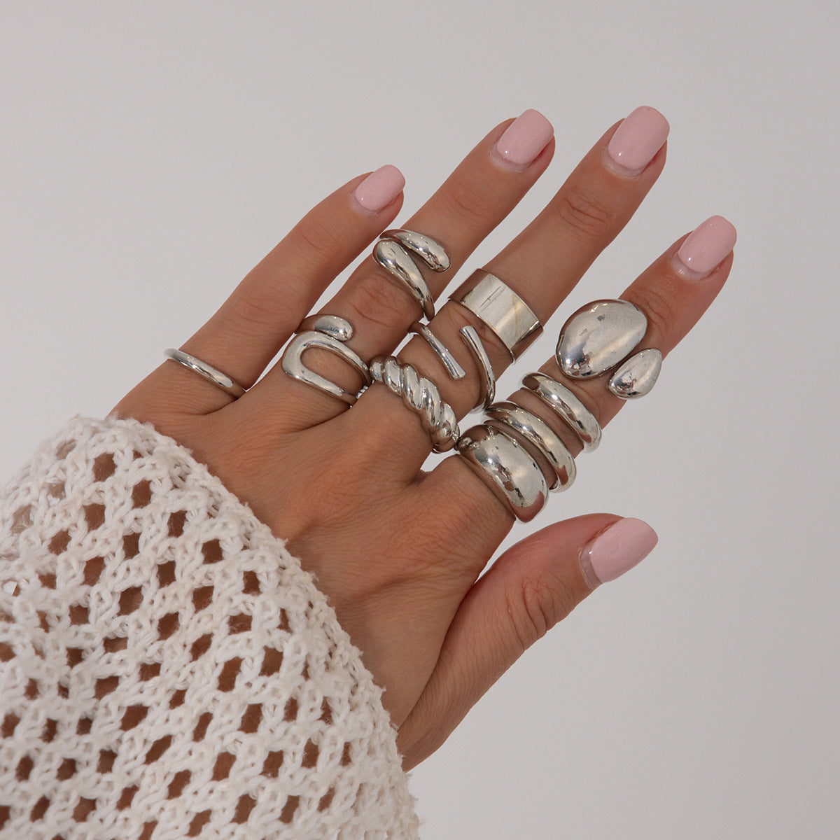Juego de anillos geométricos minimalistas de aleación para mujer con acabado chapado, textura de arrugas líquidas y diseño apilable.