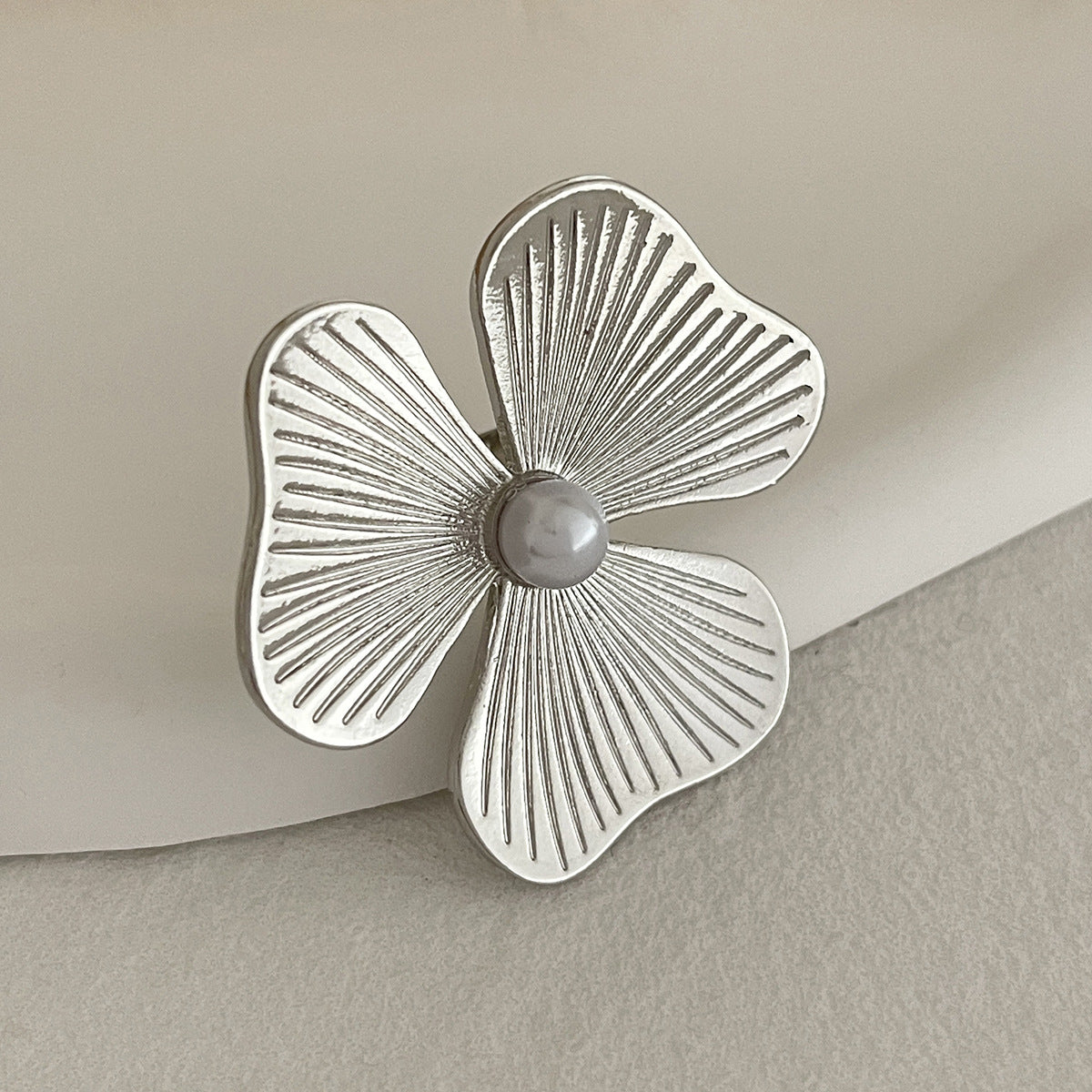 Anillo abierto minimalista de hoja geométrica chapado en oro con perla de imitación para mujer con detalles circulares irregulares y con volantes texturizados
