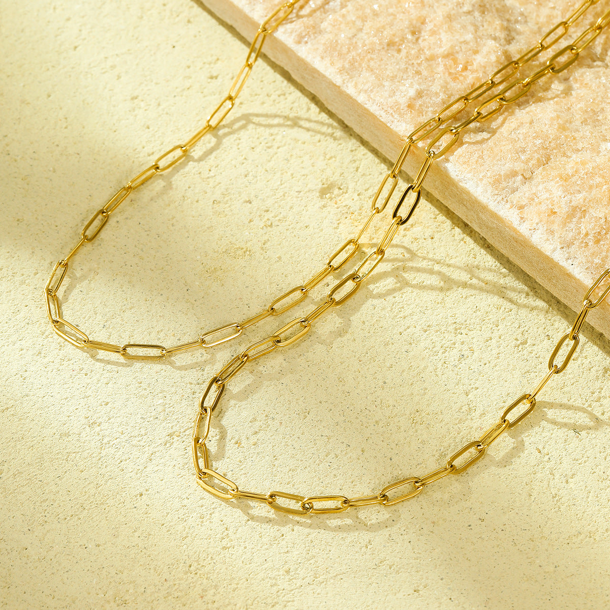 Collar de Hoja de Acero Inoxidable Minimalista para Mujer con Acabado Chapado y Cadena a la Altura de la Clavícula
