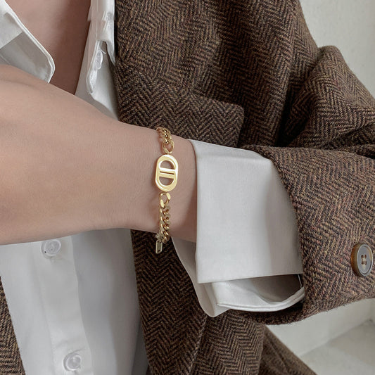 Bracciale da donna minimalista geometrico in acciaio al titanio con finitura galvanica, accessorio di moda di lusso