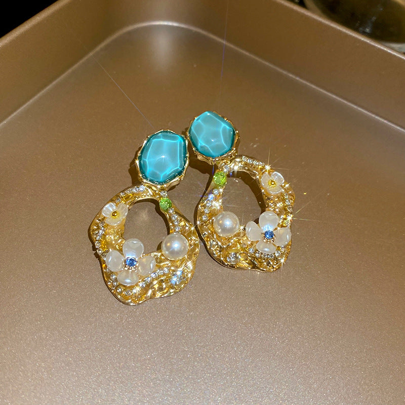 Elegantes pendientes florales de perlas con postes de plata chapados en oro para mujer