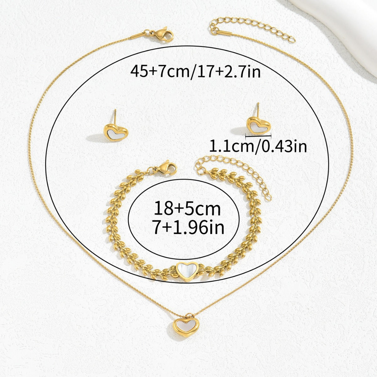 Encantador conjunto de pulsera, collar y pendientes de perlas y nácar en forma de corazón, de cobre con acabado micropavé.